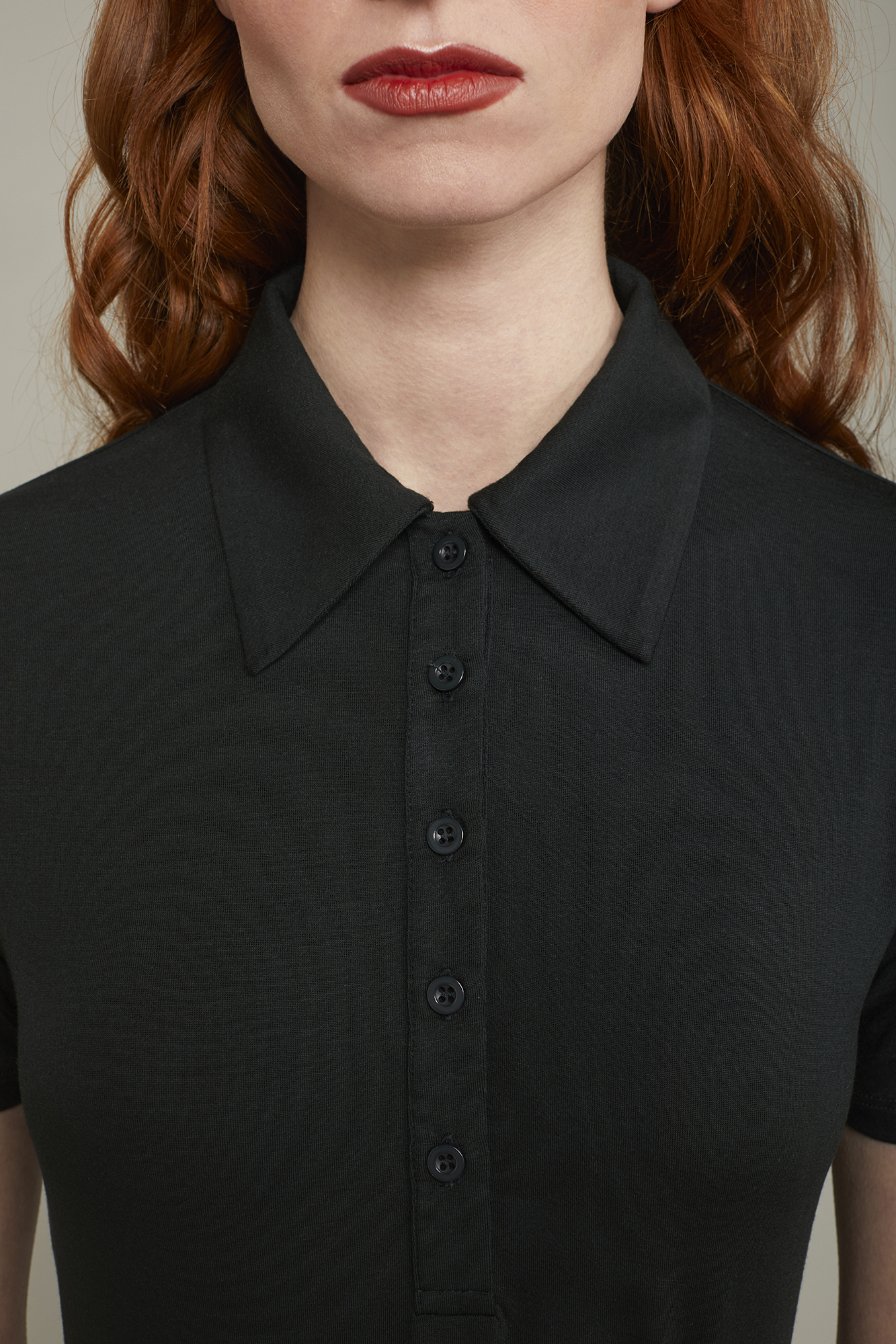 Kurzärmeliges Damen-Poloshirt aus einfarbigem Baumwolljersey image number null