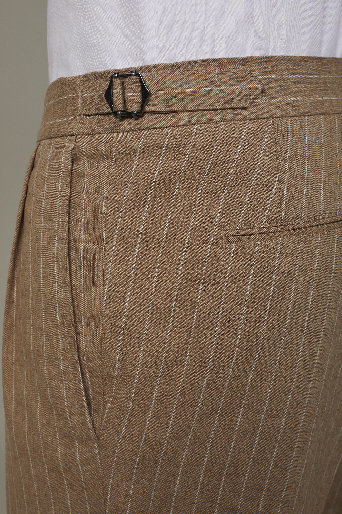 Bermuda homme à double pince en lin et coton avec motif à fines rayures coupe régulière image number null