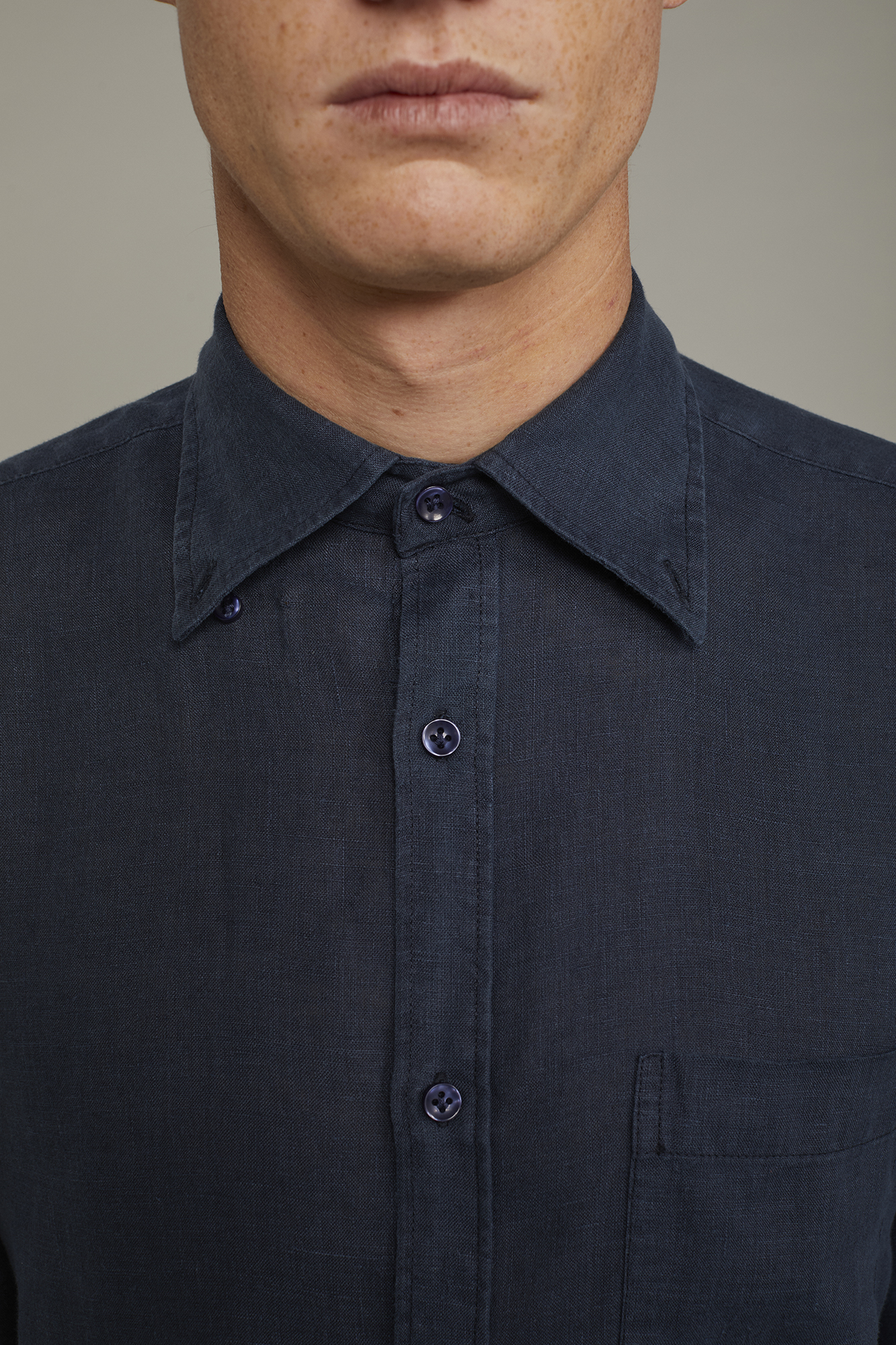 Chemise décontractée pour homme avec col boutonné en 100 % lin coupe confort image number null
