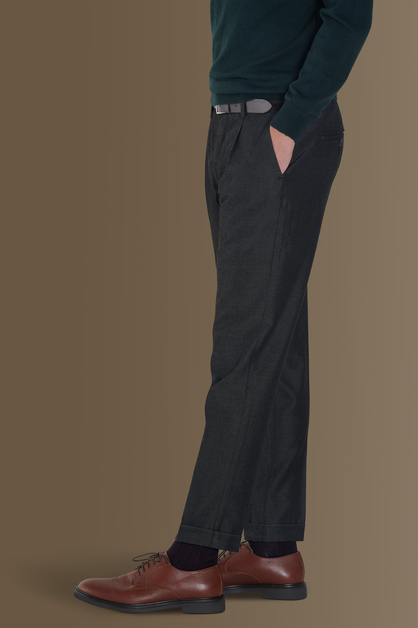 Pantalone chino con pinces singola e risvolto image number null