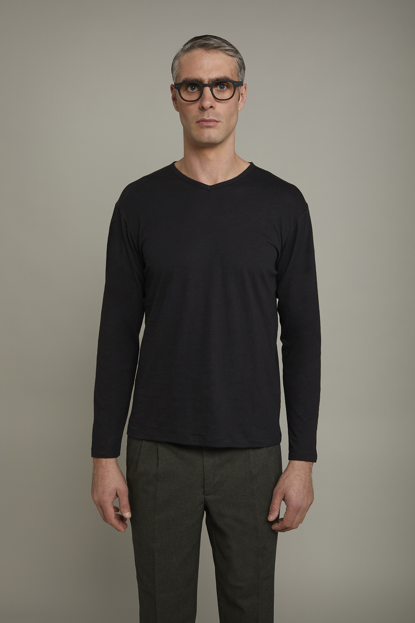 Men’s v-neck t-shirt 100% flamed-effect cotton with long sleeves regular fit image number null