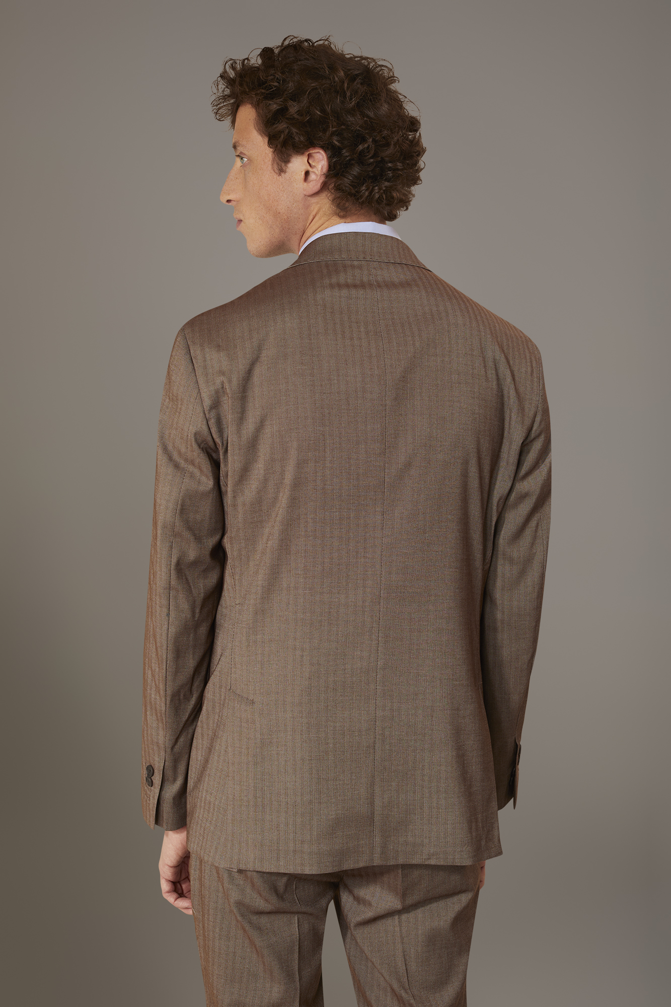 Einreihiger Anzug in normaler Passform mit Fischgrätmuster und Solaro-Gewebe image number null