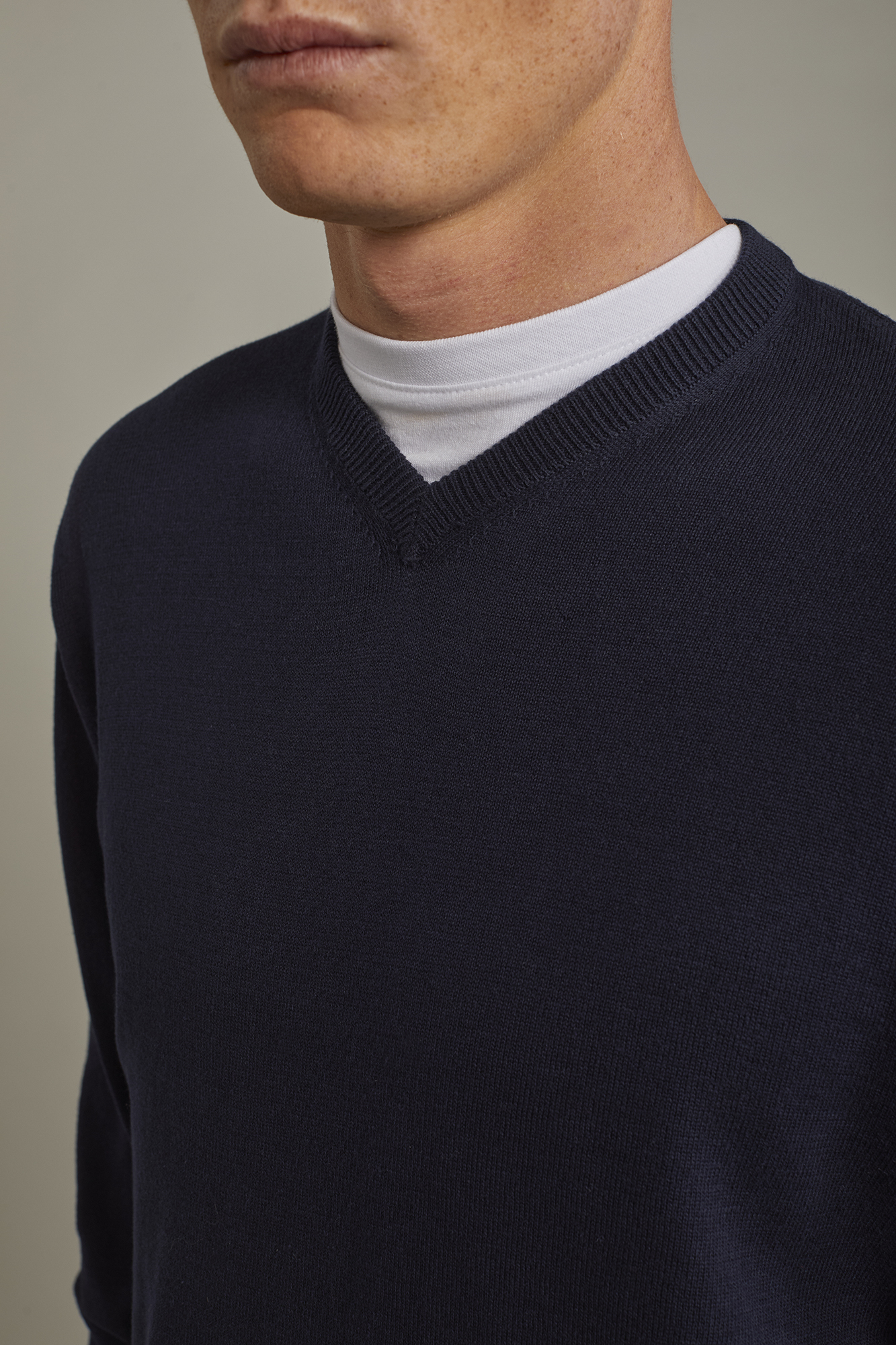 TSHIRT UNO SCOLLO A V IN COTONE ORGANICO - Foto 11