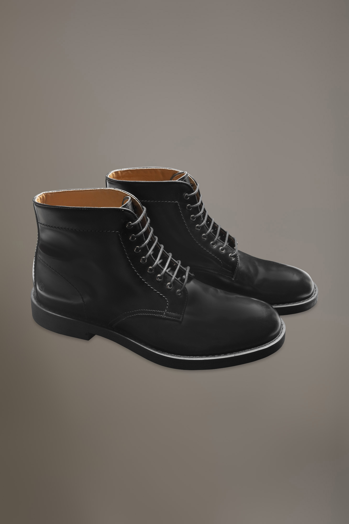 100% brushed leather boots with rubber sole