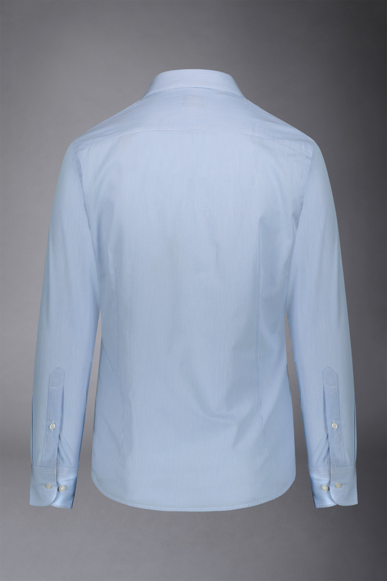Camicia da uomo a righe sportiva con collo francese.