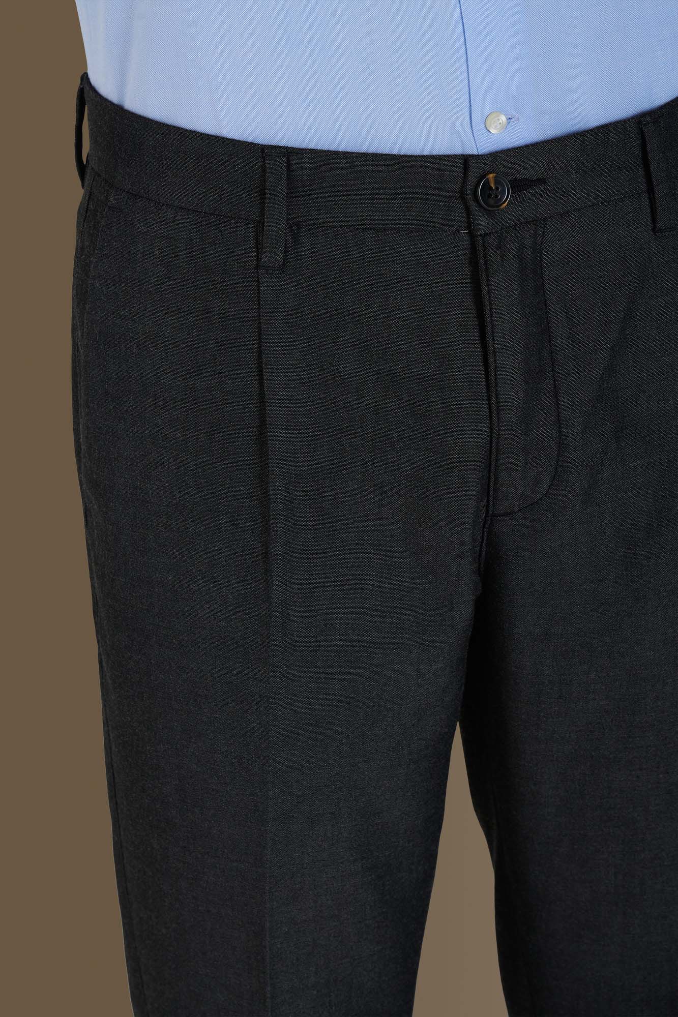 Pantalone chino con pinces singola e risvolto image number 3