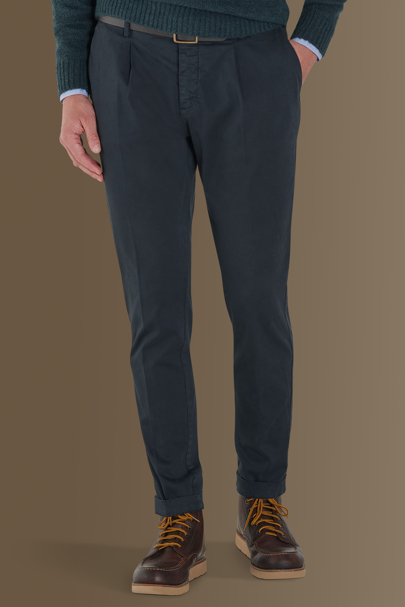 Pantalone chino con pinces singola tessuto in raso elasticizzato image number null