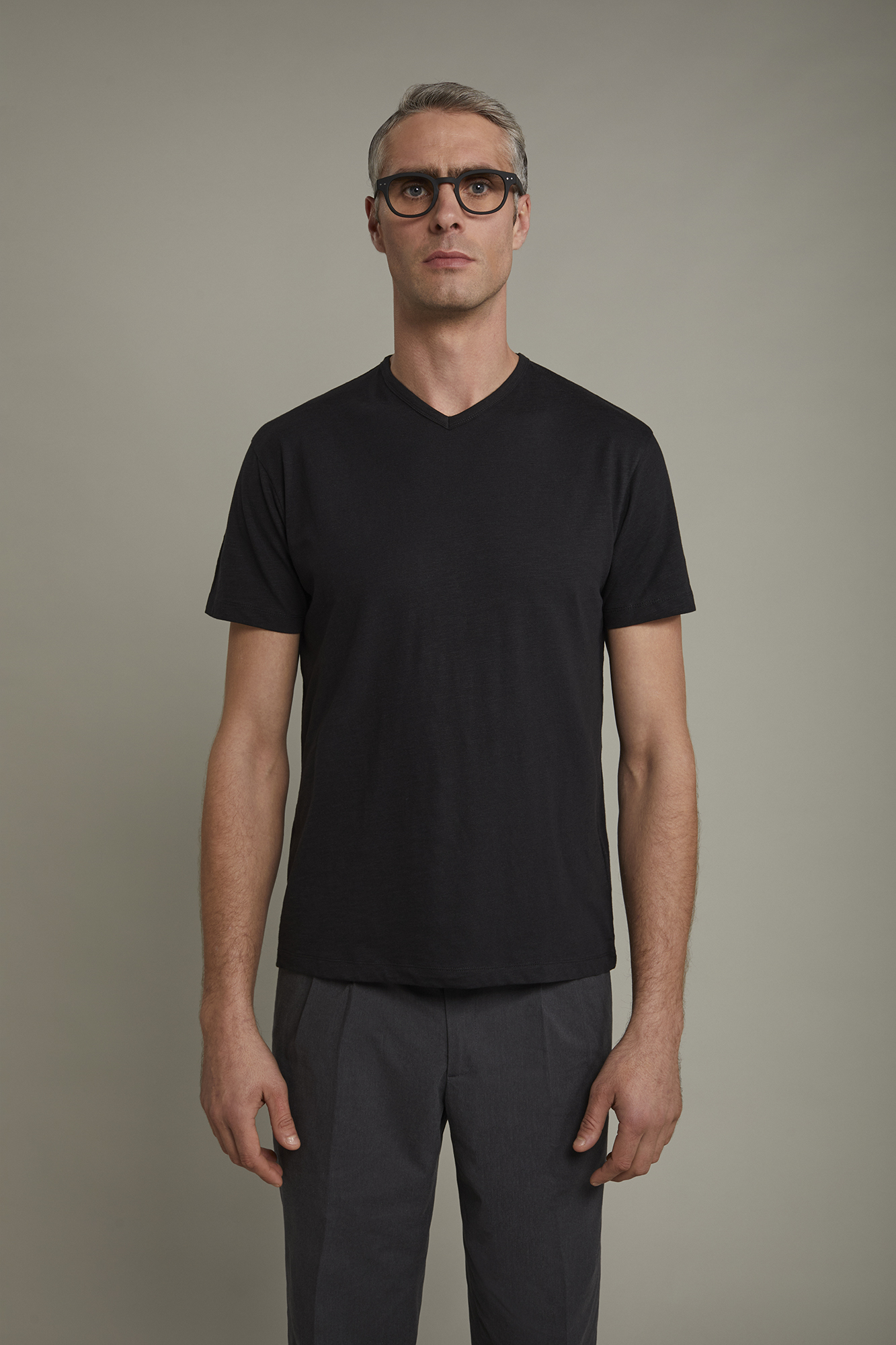 Men’s v-neck t-shirt 100% cotton flamed effect regular fit image number null