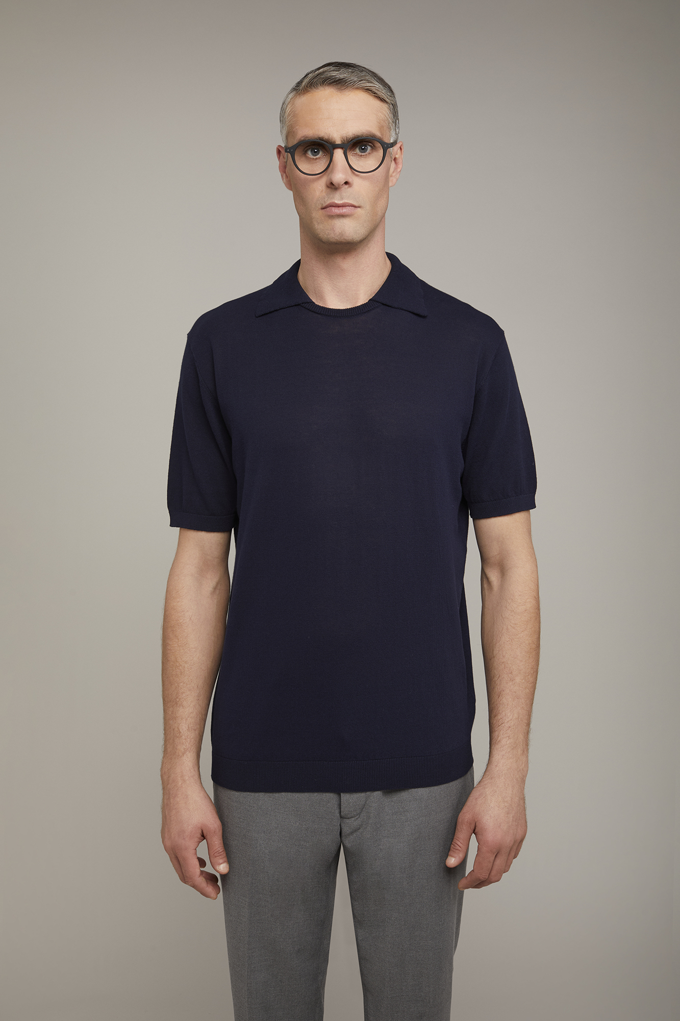 Herren-Poloshirt mit Rundhalsausschnitt und kurzen Ärmeln aus 100 % Baumwolle in normaler Passform image number null