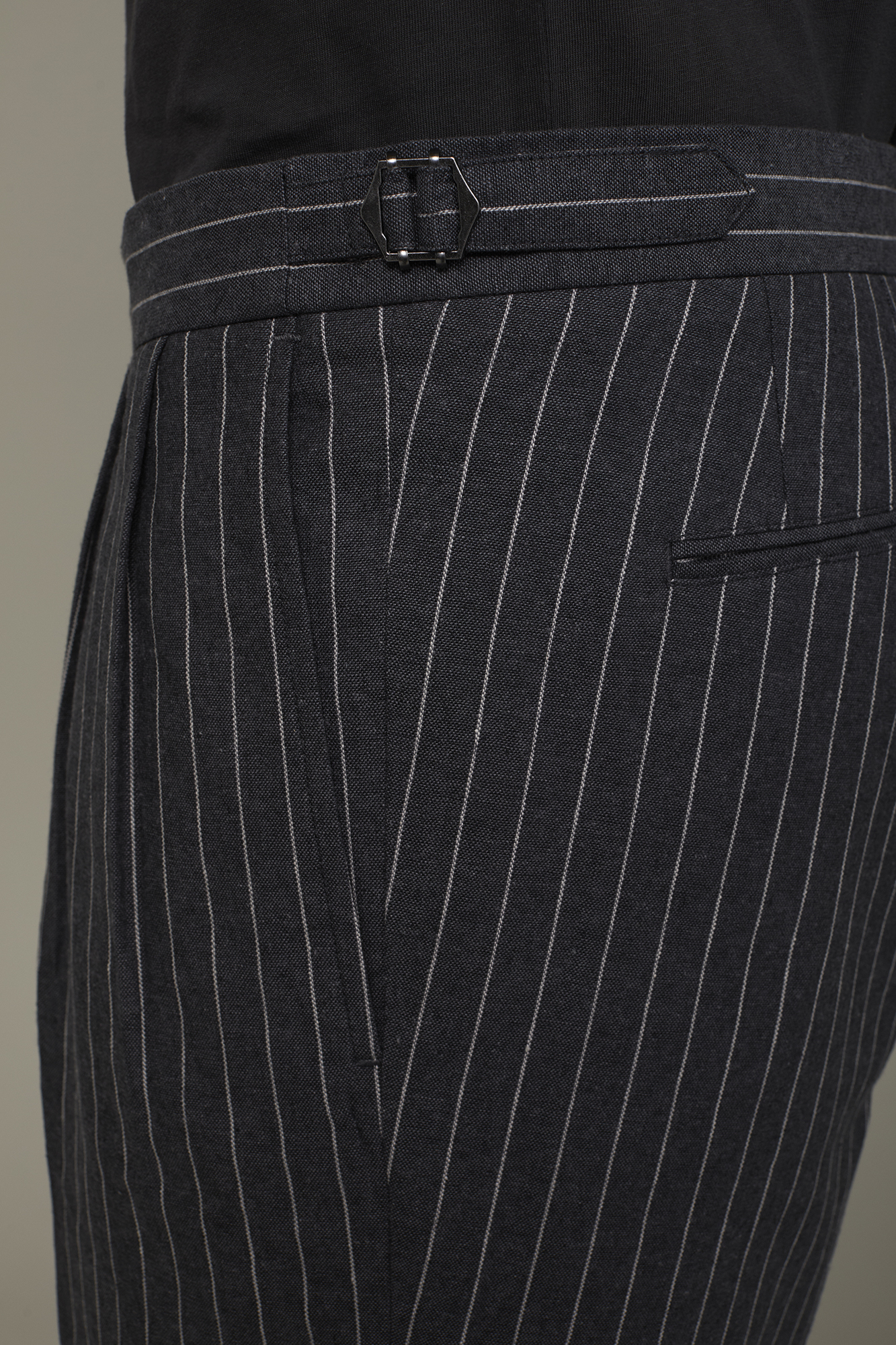 Bermuda uomo con doppia pince in lino e cotone con disegno gessato regular fit image number null
