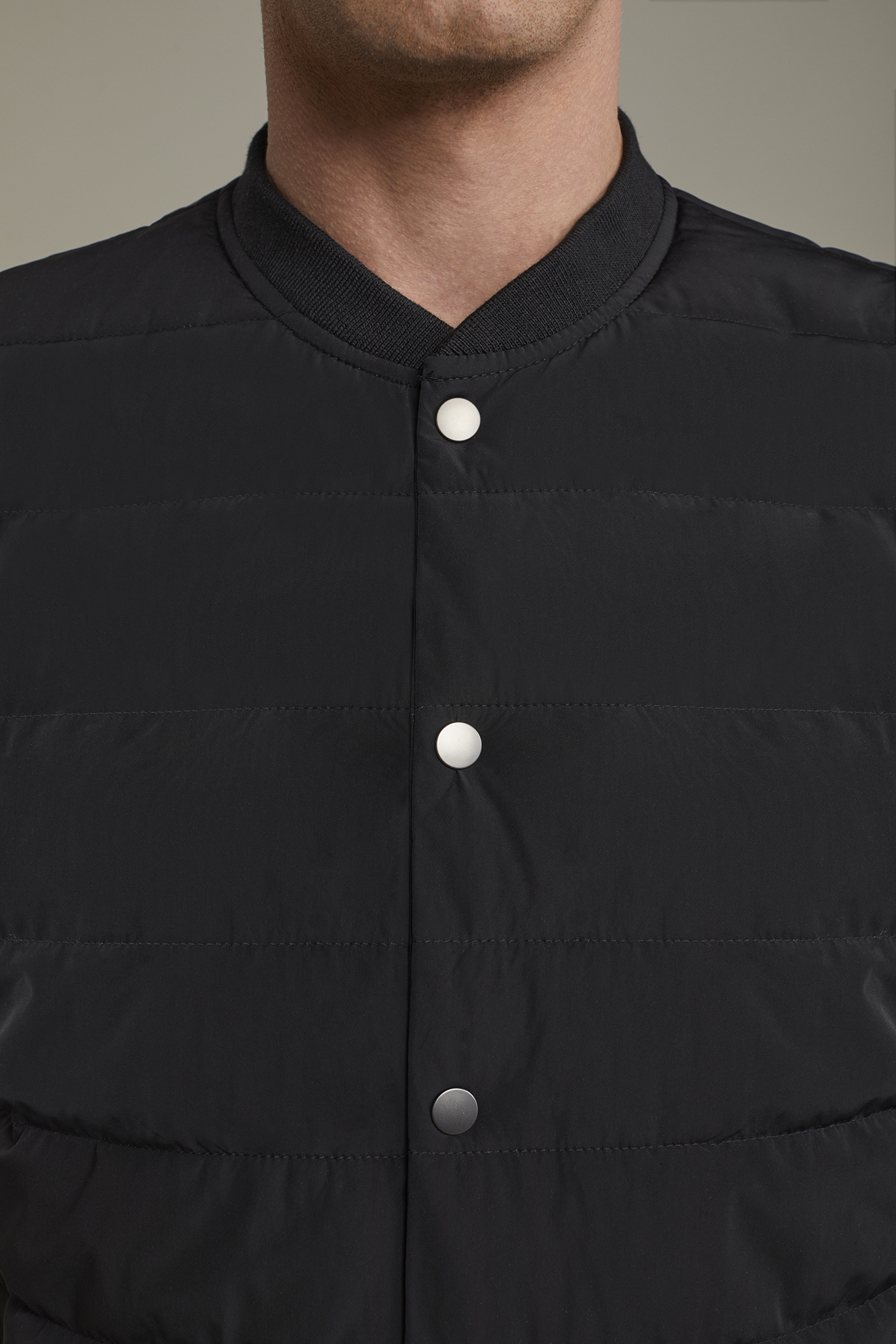 Men’s reversible sleeveless vest with lightweight padding regular fit image number null