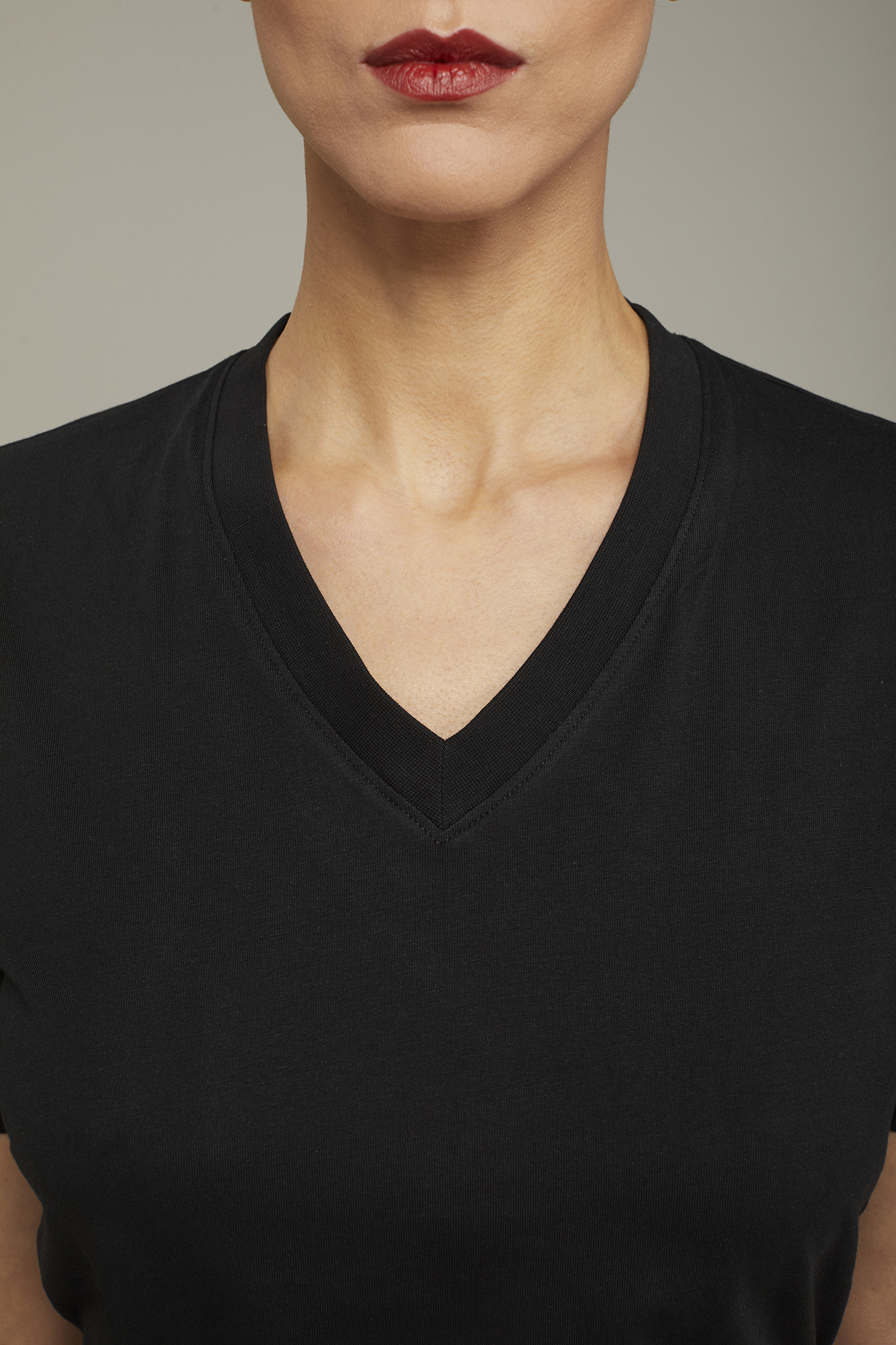 Damen-T-Shirt mit V-Ausschnitt aus 100 % Baumwolle in normaler Passform image number null