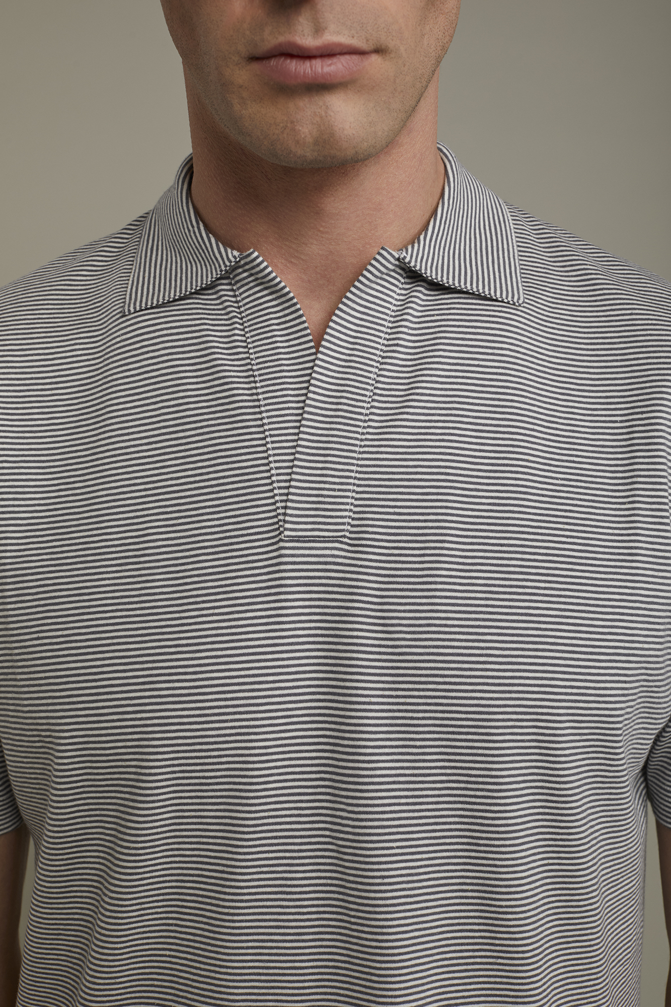 Men’s short sleeve button-less polo shirt with derby collar and thin stripes 100% cotton regular fit image number null