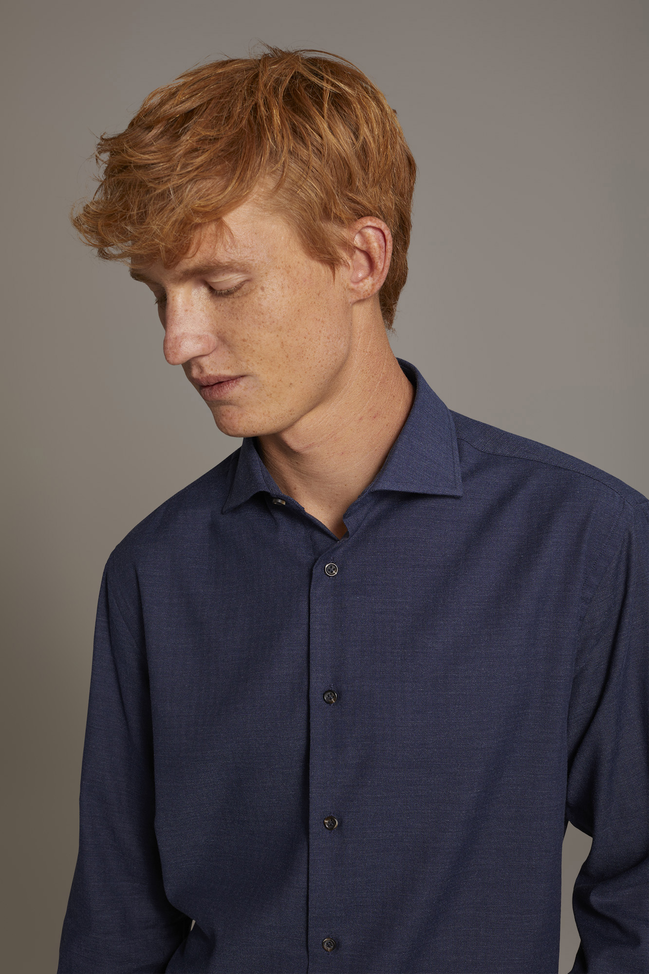 Camicia casual collo francese comfort fit tessuto spigato tinto filo melange image number null