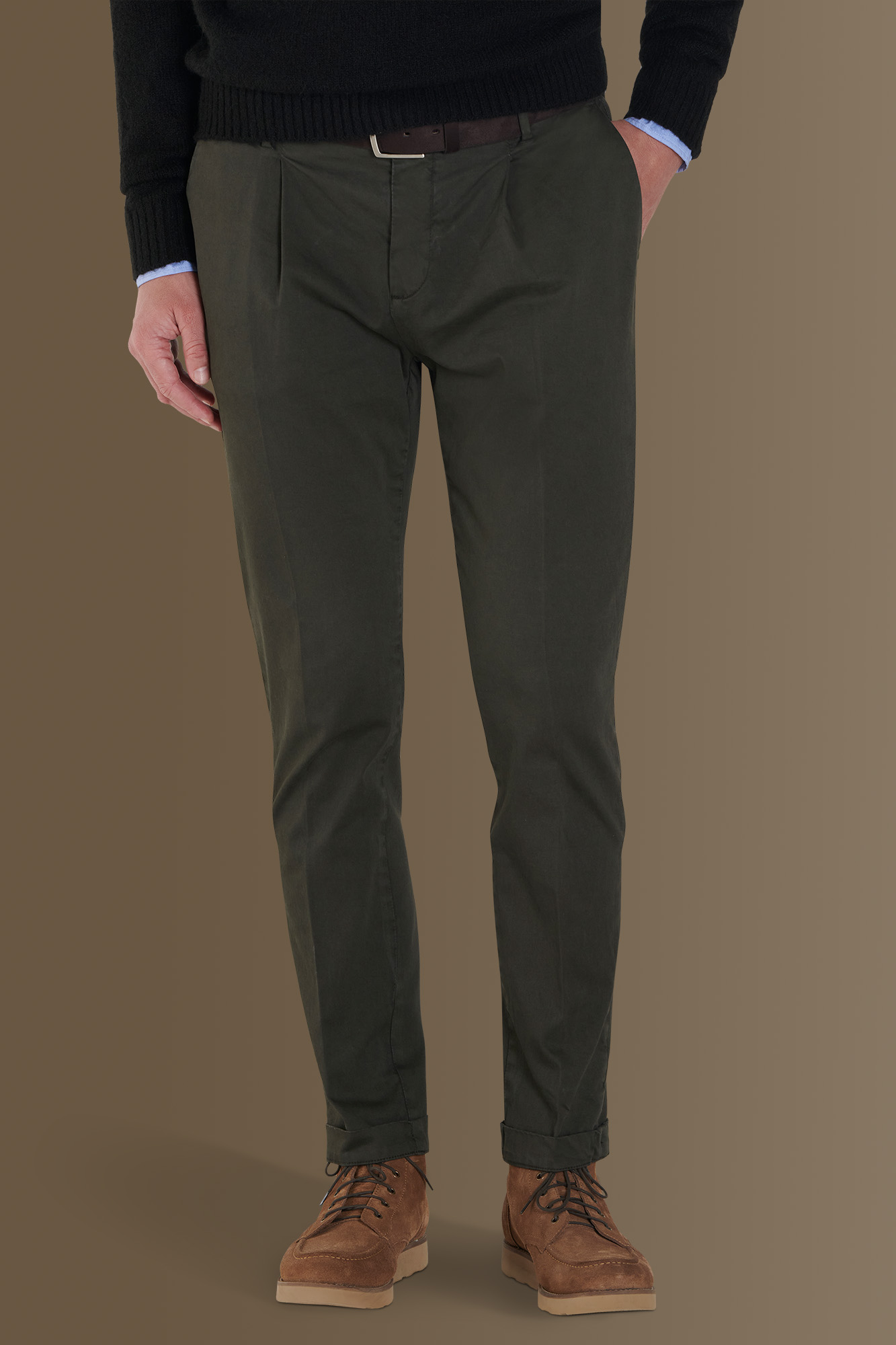 Pantalone chino con pinces singola tessuto in raso elasticizzato image number null